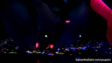 Блондинка мастурбирует при ультрафиолетовом излучении