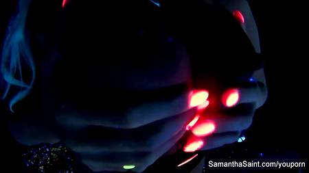 Блондинка мастурбирует при ультрафиолетовом излучении