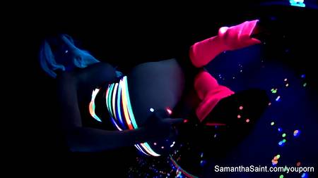 Блондинка мастурбирует при ультрафиолетовом излучении