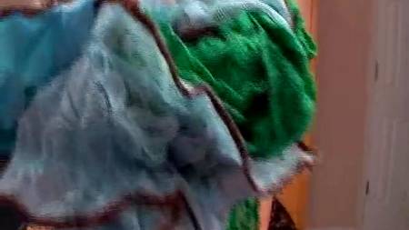 Мужик любит смотреть, как супруга выбирает себе трусики