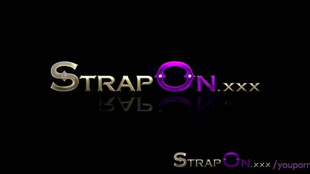 Любовницы страпонят друг дружку