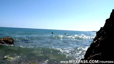 На морском берегу девку выперли в два ствола