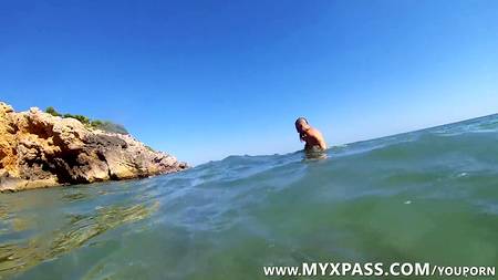 На морском берегу девку выперли в два ствола