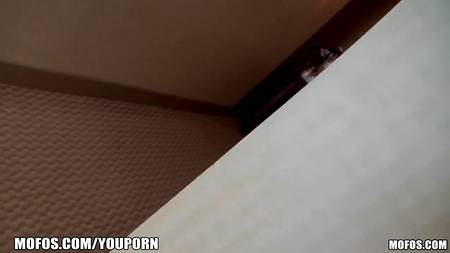 Студентка с большой грудью получает анальный перепихон