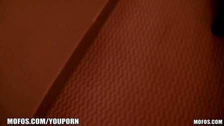 Студентка с большой грудью получает анальный перепихон