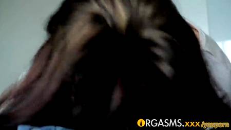 Брюнетка ярко кончает в домашнем порно