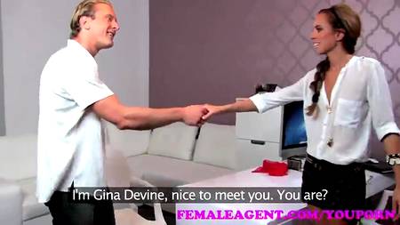 Блондин получил работу в агентстве через секс с красавицей