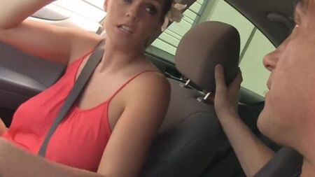 Водителю автомобиля улыбнулась удача с роскошной сучкой