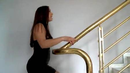 Большая попка студентки оседлала внушительный кол спутника