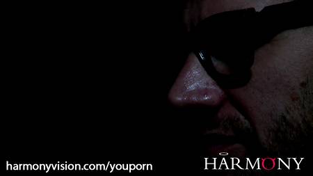 Секретарша балует себя секс машиной и мускулистым мужиком