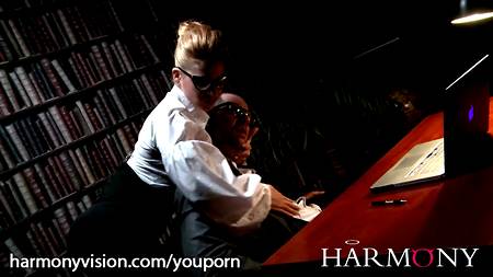 Секретарша балует себя секс машиной и мускулистым мужиком