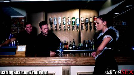 Брюнетка тихонько зашла домой и увидела секс сестры с новым ухажером