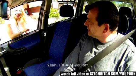 Водитель снял у обочины симпатичную блондиночку