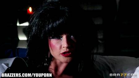 Страстная брюнетка в ночь на хеллоуин привела к себе домой двух мужчин