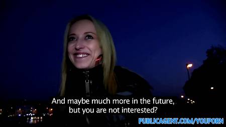 Крошка хочет секса и получает за него деньги