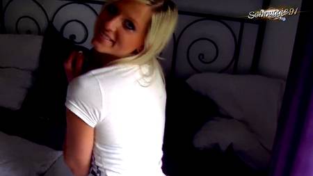 Блондинка подбила бойфренда на домашнюю порнуху