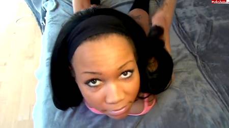 Сексуальная чернокожая девчонка обожает когда ее ебут в попку