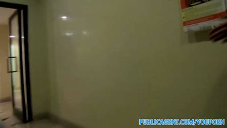 Снял шлюшку и трахнул в подъезде