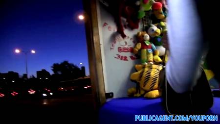 Брюнетка сделала приятно незнакомому парню за кругленькую сумму денег