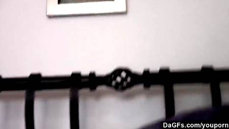 Телка переигрывает, но кавалер доволен