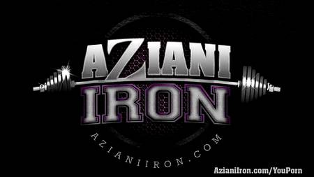 Накачанная девка демонстрирует свое тело