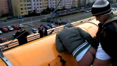 Молодые трахаются в публичных местах
