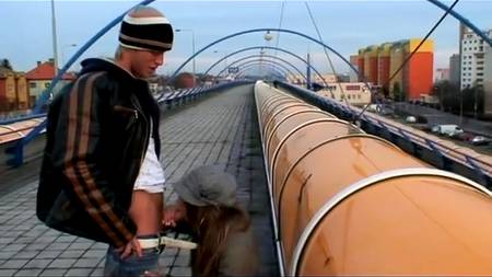 Молодые трахаются в публичных местах