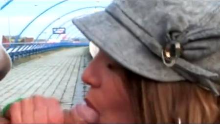 Молодые трахаются в публичных местах