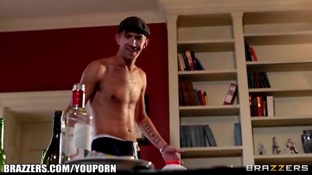 Грудастая дамочка ощутила гигантский член у себя в попке