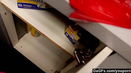 Молодая рыжая соска впилась губами в твердый пенис друга