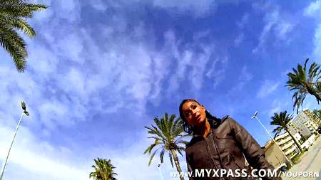 Парень ебет на пляже зрелую латинку