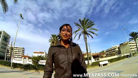 Парень ебет на пляже зрелую латинку