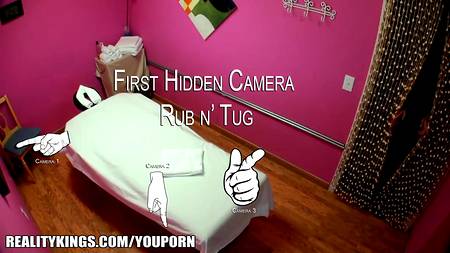 Азиатская массажстка знает свое дело и любит сперму