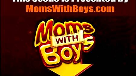 Мать кормит сына студента и трахается с ним на кухне