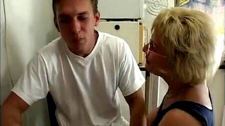 Мать кормит сына студента и трахается с ним на кухне
