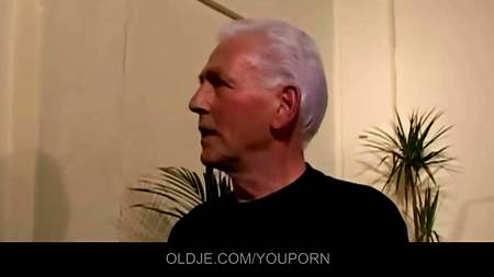 Два старых деда натянули молоденькую блондинку