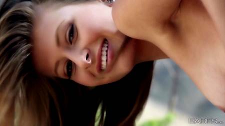 Молоденькая девчонка мастурбирует влажную пилотку