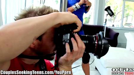 Фотограф усердно трахает двух моделей