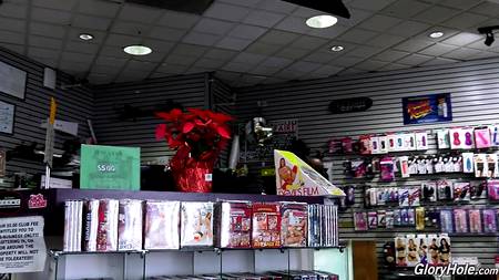 Чернокожий продавец отодрал мастурбирующую за прилавком молодуху