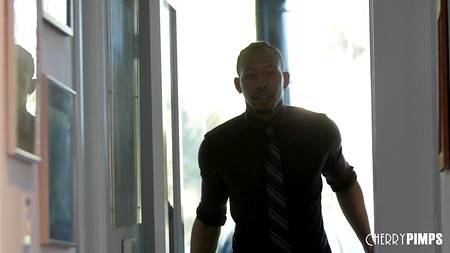 Накаченный негр кончил брюнетке в рот смачной порцией спермы