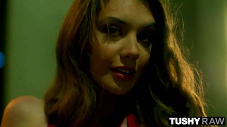 Голубоглазая малышка запрыгнула попкой на толстый пенис бойфренда