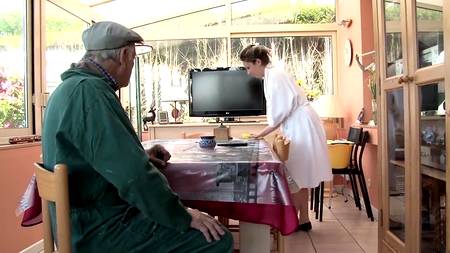 Деревенская сучка удовлетворила пожилого дедулю