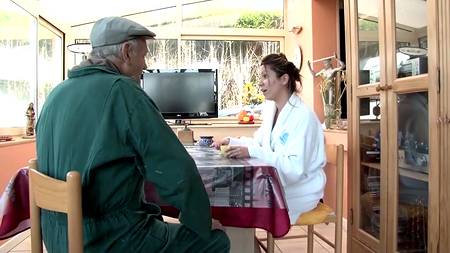 Деревенская сучка удовлетворила пожилого дедулю