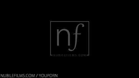 Блонда мастурбирует, пока муж трахает ее подругу