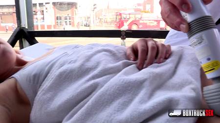 Азиат возбудил телку массажем и вдул в прозрачном фургоне
