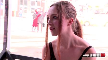 Азиат возбудил телку массажем и вдул в прозрачном фургоне