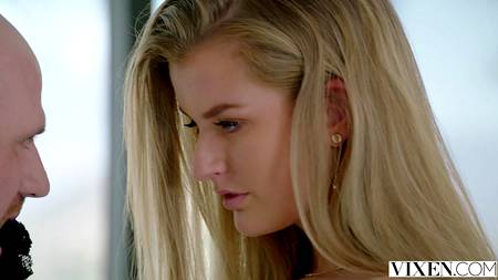 Джонни Синс доводит до экстаза обмазанную маслом блонду в красивом белье