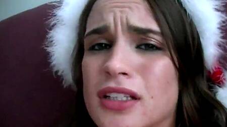 Милашка в новогоднем костюме ублажает себя мастурбацией