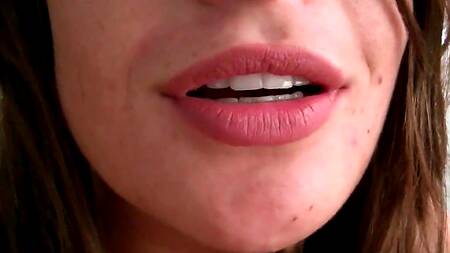 Милашка в новогоднем костюме ублажает себя мастурбацией