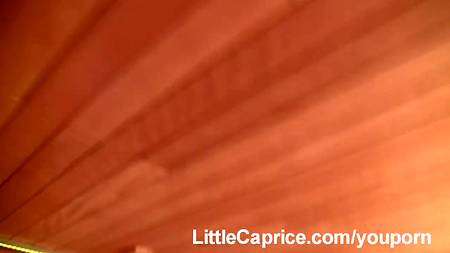 Молоденькие лесбиянки расслабляются на камеру